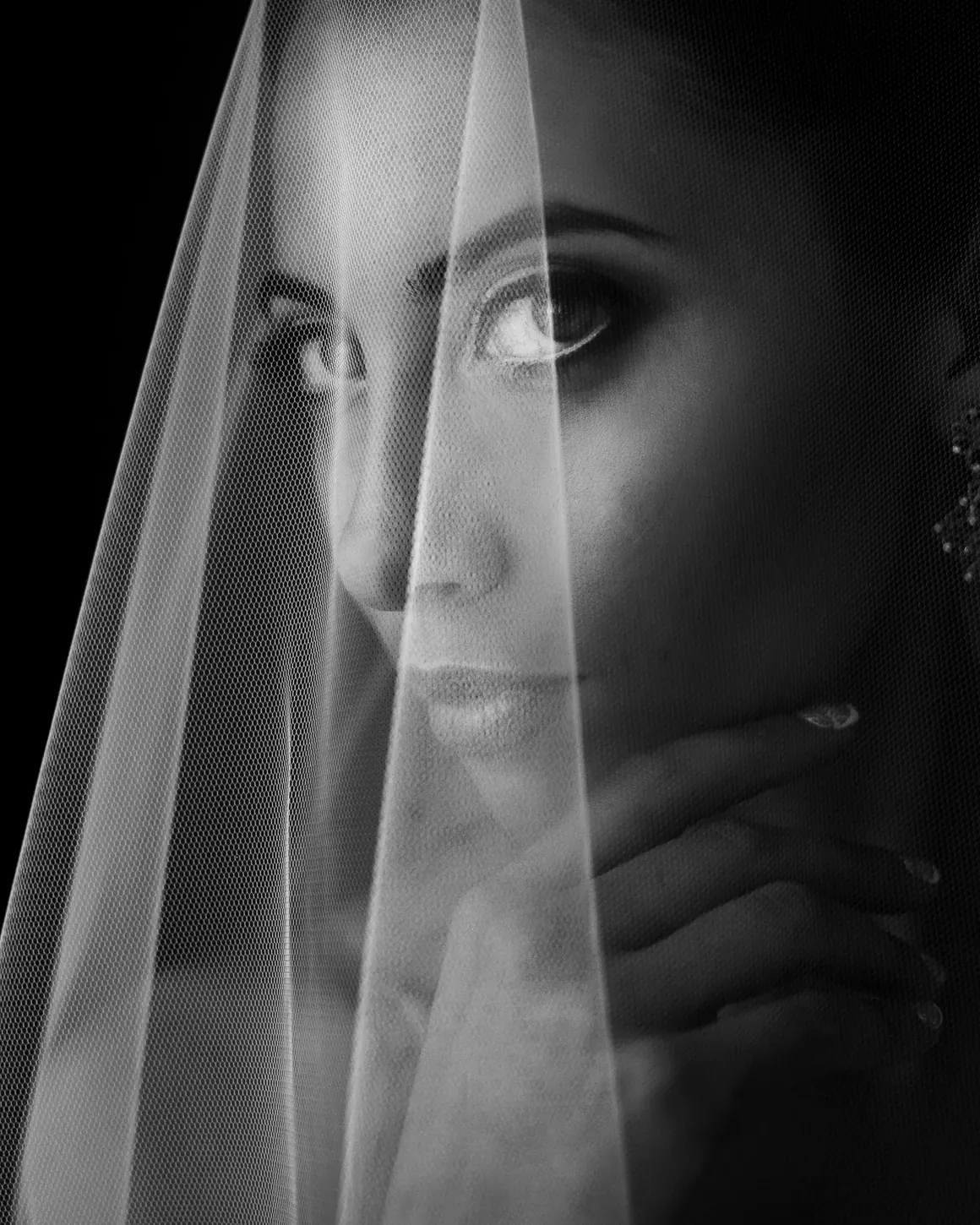 Le visage d’une femme aperçu à travers un voile