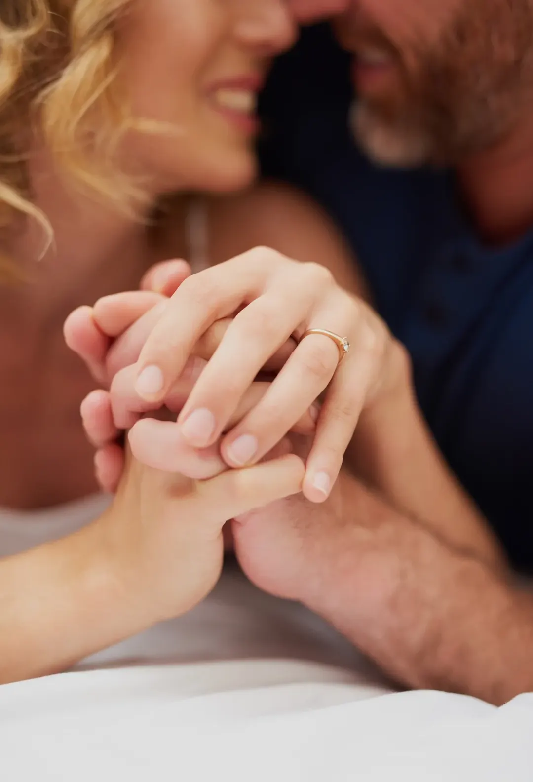 Las manos de una pareja con el anillo de compromiso